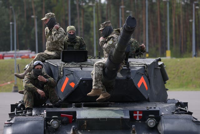 <p>Ukrainians sat on a Leopard 1 tank </p>