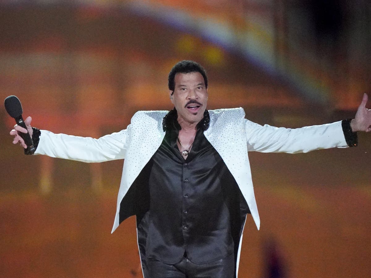Fani Lionela Richiego byli zaskoczeni „zupełnie innym głosem” podczas jego koronacyjnego koncertu