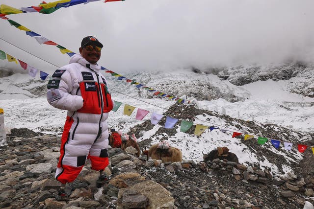 <p>A double amputee British army veteran is attempting to make mountaineering history by scaling Mount Everest</p>