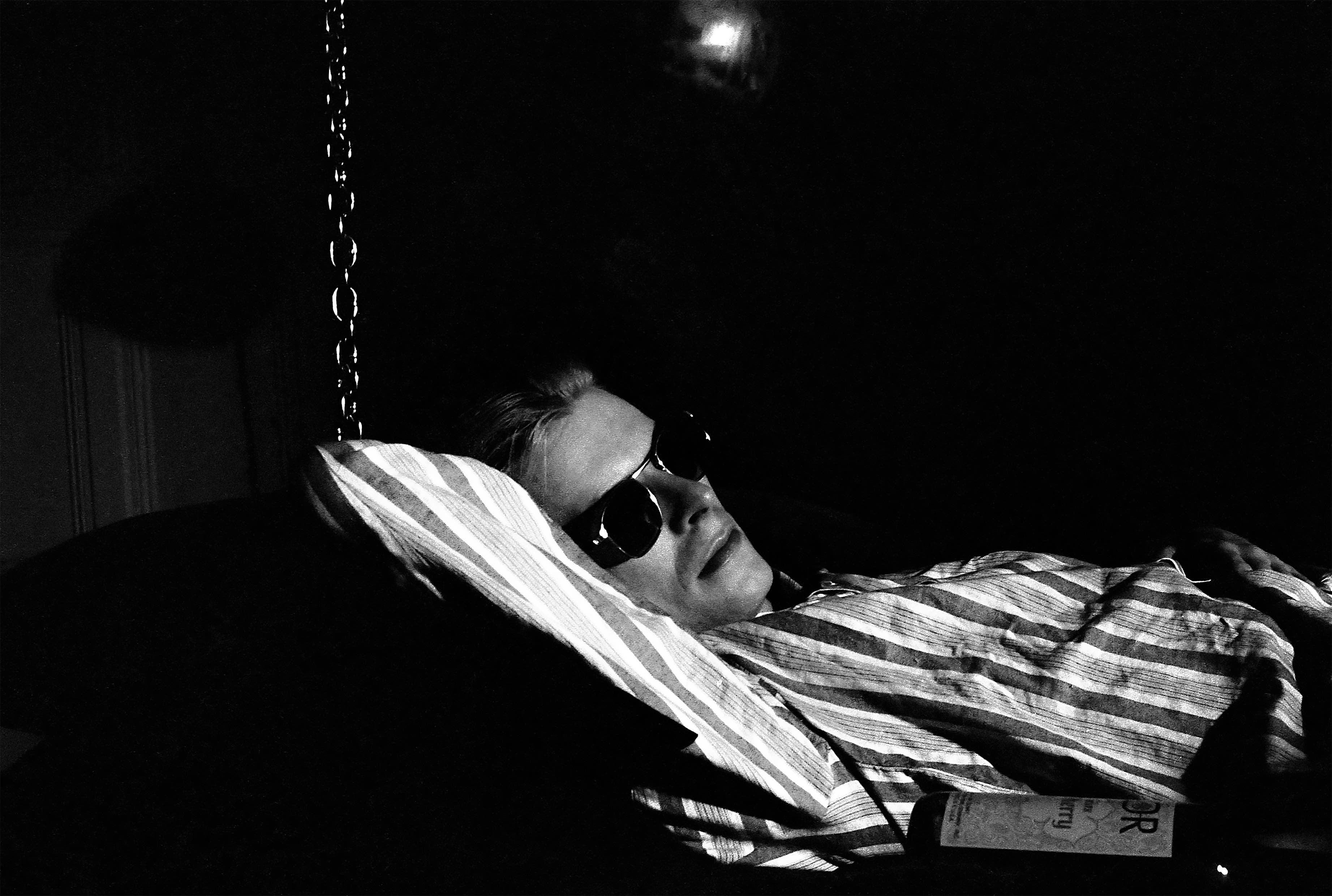David Bowie reclining with sunglasses in 1975 during the filming of ‘The Man Who Fell to Earth’