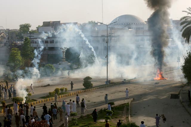 <p>Police fire tear gas to disperse supporters of Imran Khan in Peshawar, Pakistan</p>