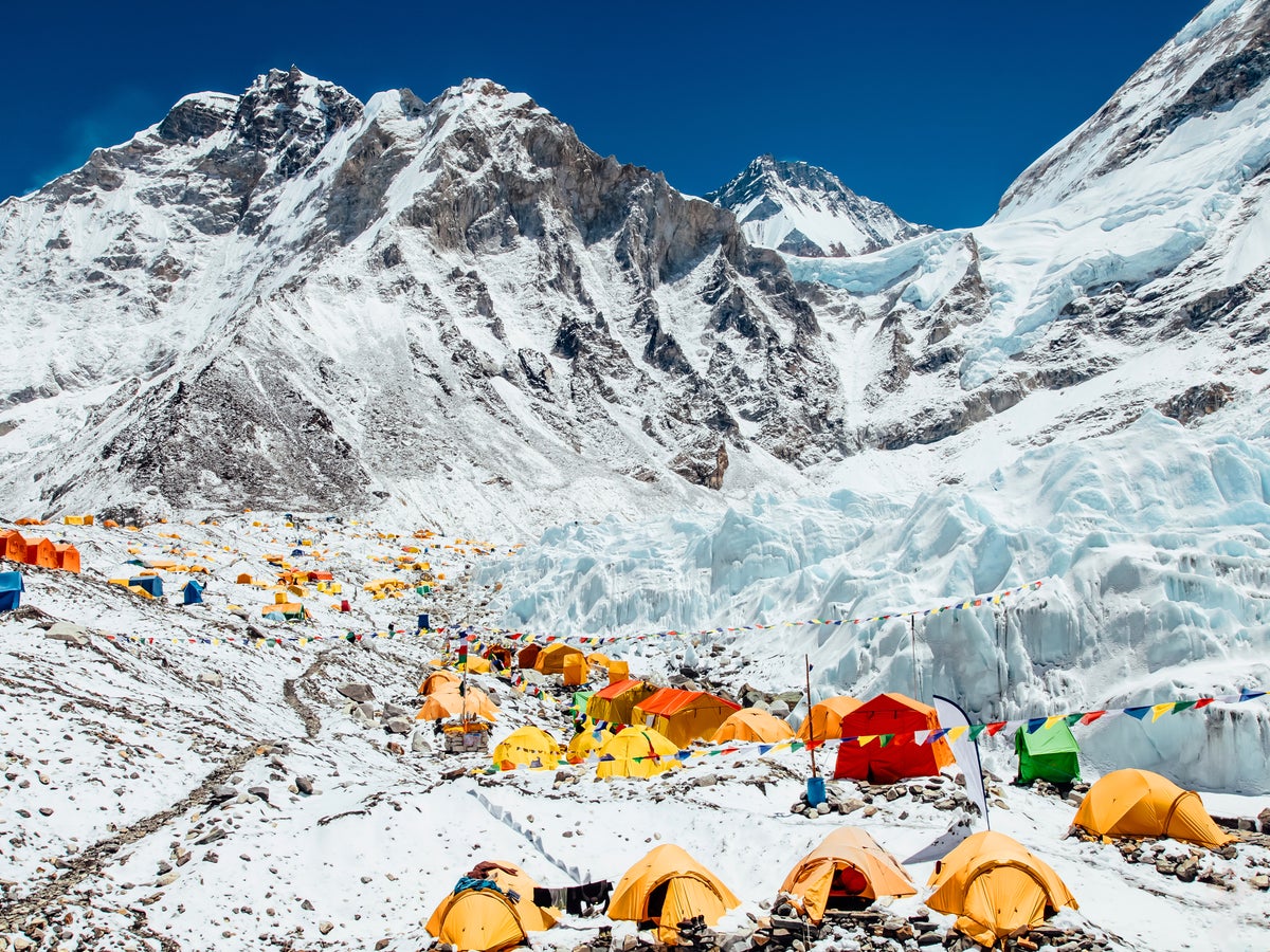 Mount Everest rescue operation underway after snowstorm traps almost 1,000 hikers | The Independent