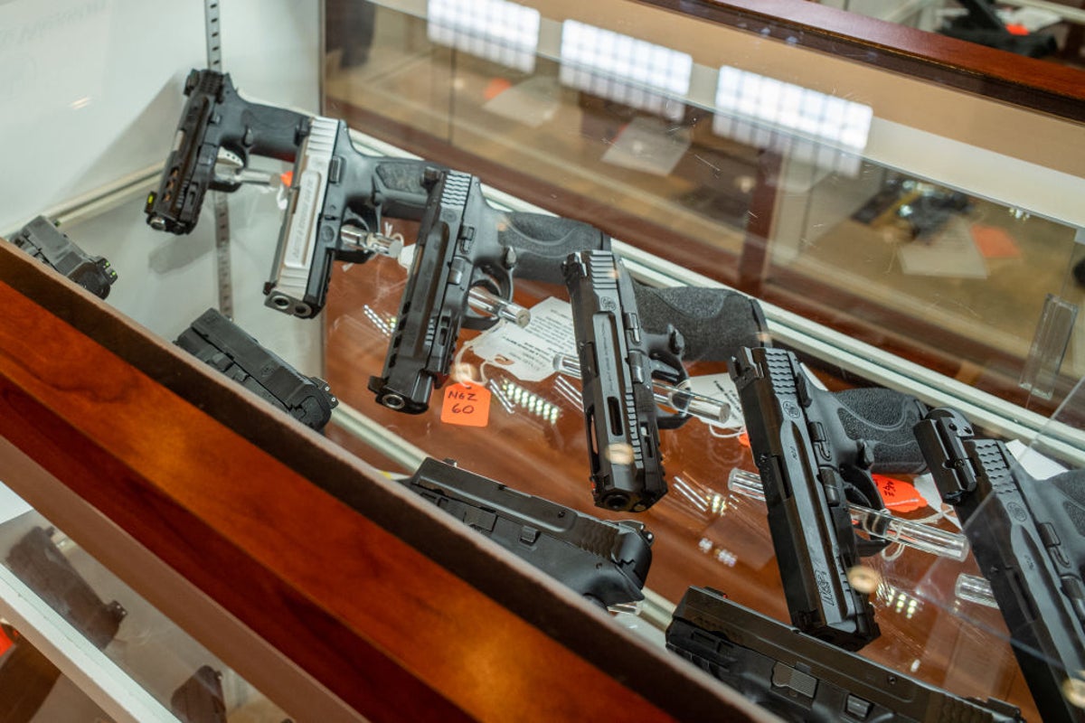 21 yaşın altındaki yetişkinlerin tabanca satın alması yasaklanamaz, hakim kuralları