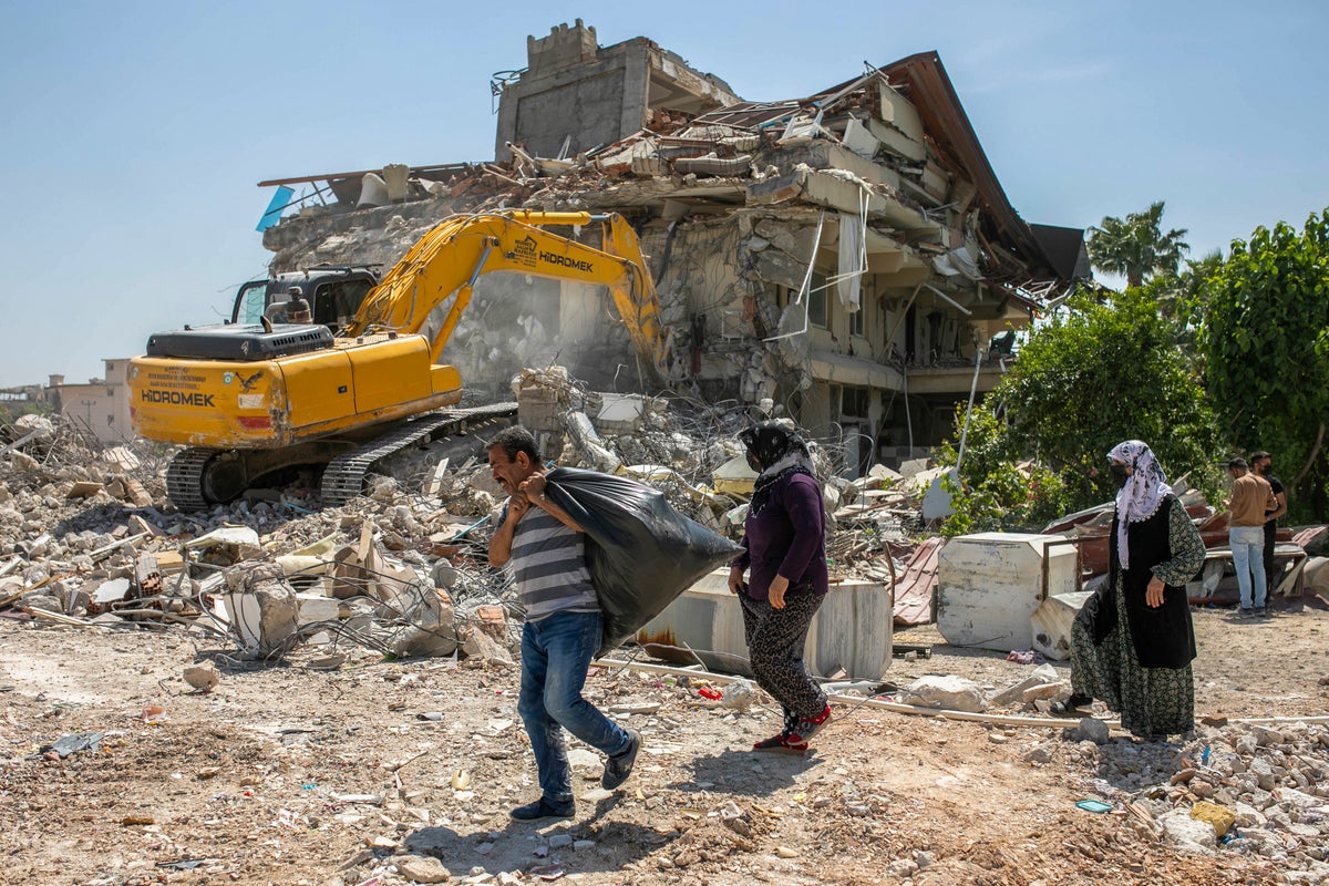 AP FOTOĞRAFLARI: Depremin harap ettiği Türkiye'de cumhurbaşkanlığı seçimlerinde oy kullanmak basit bir iş değil