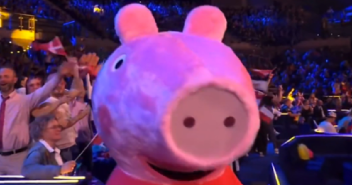 Water bottle Peppa Pig Having fun Pink in 2023