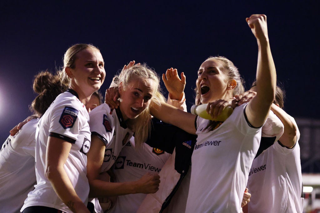 Manchester United celebrate a late winner against Aston Villa to stay top of the Women’s Super League