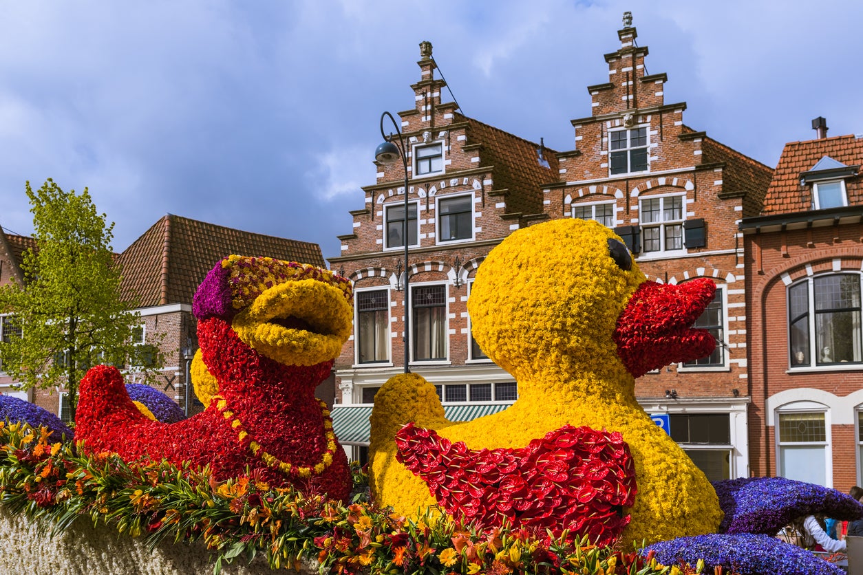 A statue made of tulips in the Haarlem flowers parade