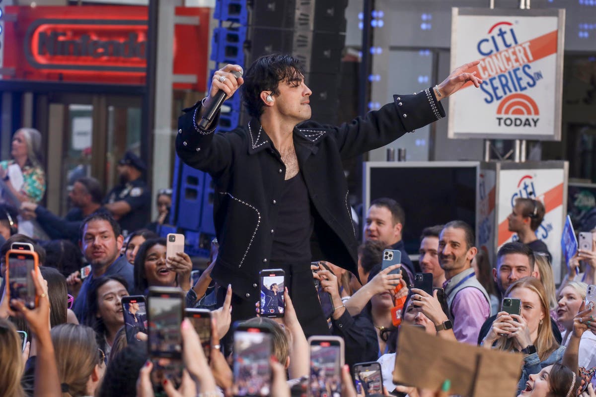 Joe Jonas opens up about time he accidentally pooped himself on stage: ‘Bad day to wear white’ Joe Jonas opens up about time he accidentally pooped himself on stage: ‘Bad day to wear white’