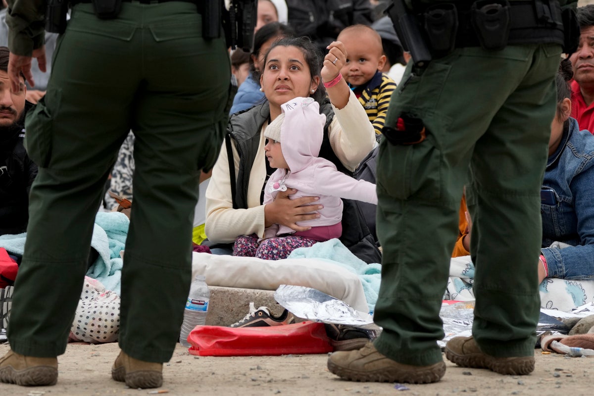 AP PHOTOS: Crowds of migrants wait at the border as Title 42 gives way to new rules