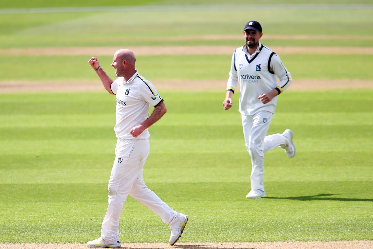 Chris Rushworth fires Division One leaders Warwickshire to win over Essex