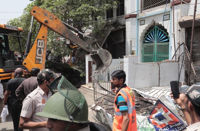 <p>Bulldozer destroys structures outside a mosque in Delhi’s Jahangirpuri area </p>