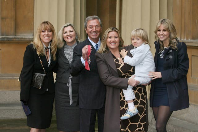 Des O’Connor with his (left to right) daughters Samantha and Karen, wife Jodie, son Adam, and daughter Kristina (Jonny Green/PA)