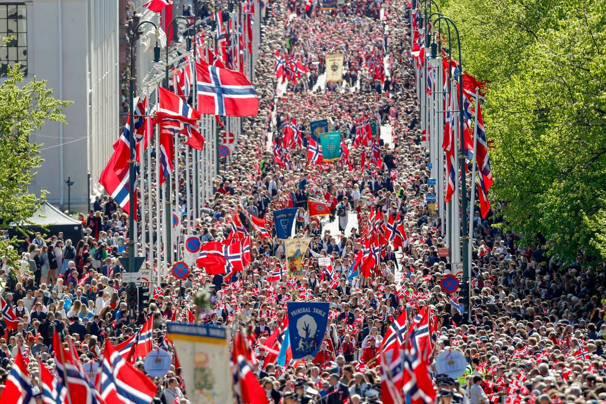 Norges syke konge feirer grunnlovsdagen til jubel fra tusenvis av flaggviftende barn