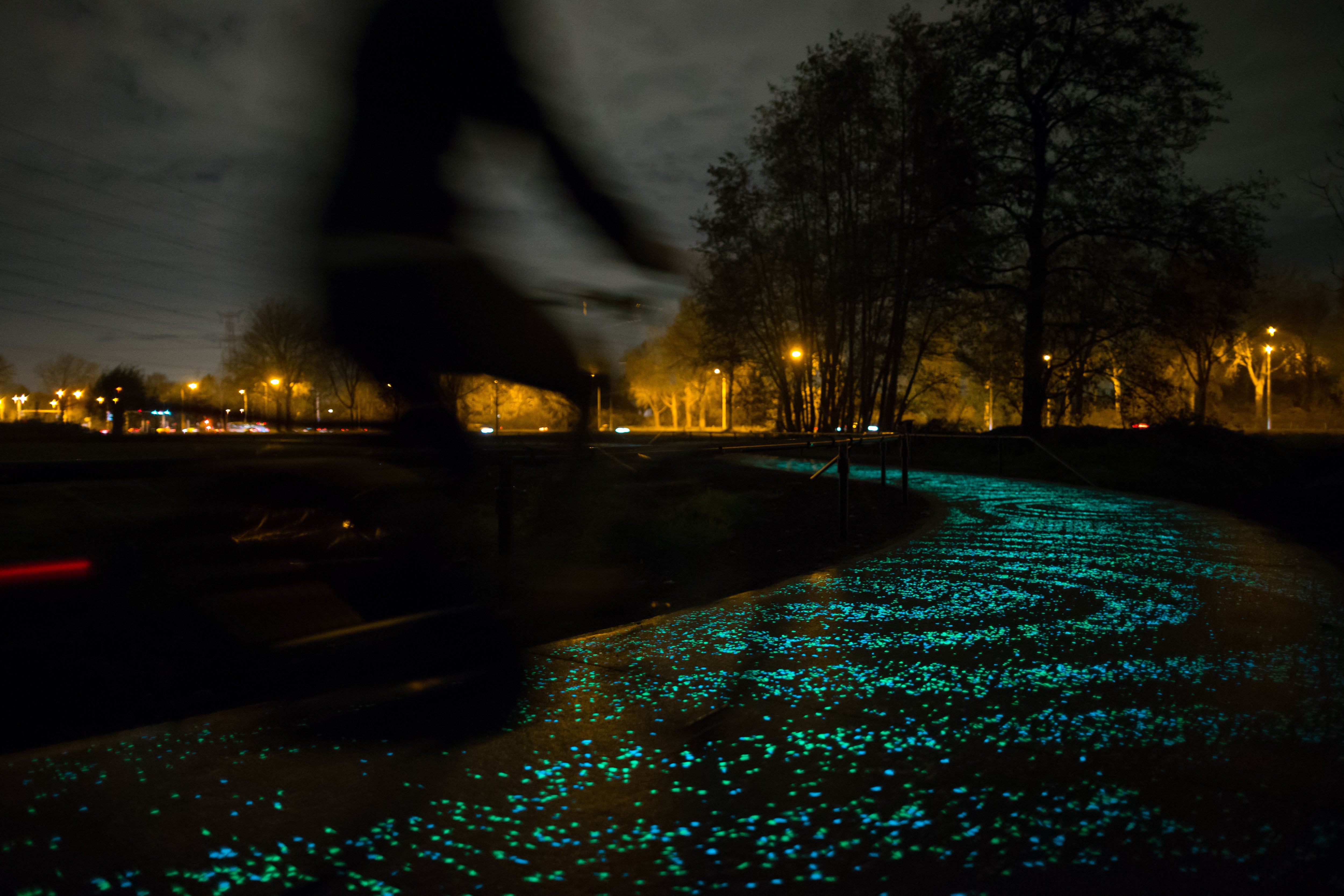 The twinkling Van Gogh-Roosegaarde cycle path