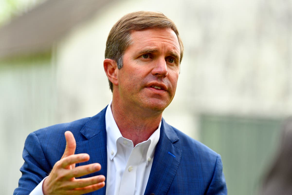 Gubernur Demokrat Andy Beshear dari Kentucky memuji nilai-nilai kekeluargaan dalam perlombaan musim gugur yang diawasi ketat