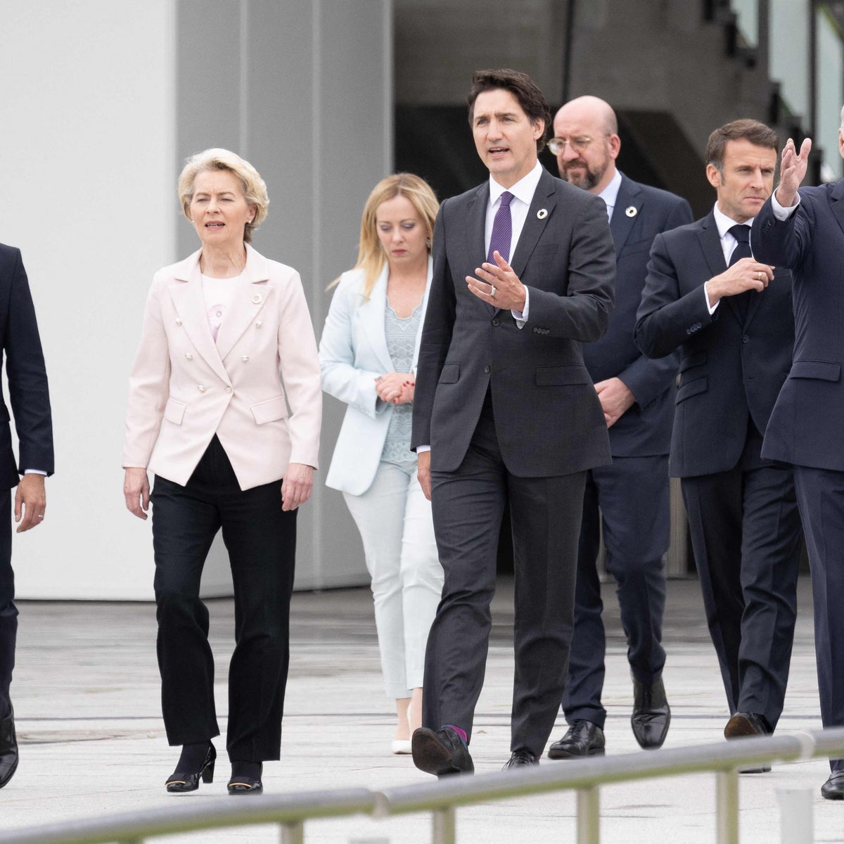 जापान में G7 शिखर सम्मेलन में शामिल होंगे जेलेंस्की- Zelensky to attend G7 summit in Japan