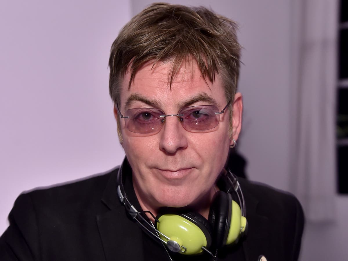 Andy Rourke death: The Smiths bassist dies aged 59 | The Independent