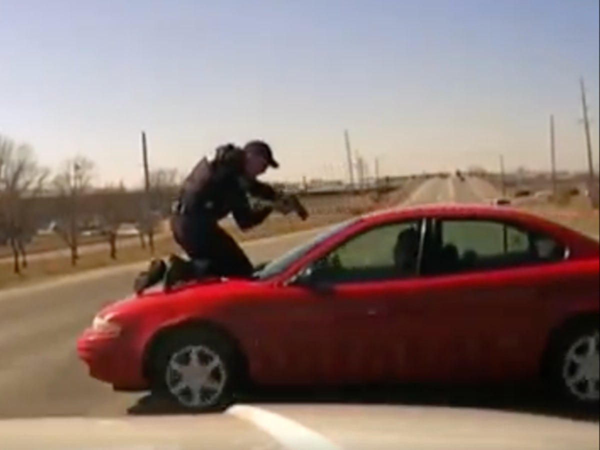Kalp durduran görüntüler, yüksek hızlı Iowa kovalamaca sırasında polis memurunun şüphelinin arabasına yapıştığını gösteriyor