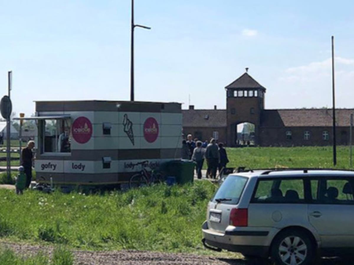 Furgonetka z lodami wywołuje oburzenie po tym, jak wyruszyła pod Auschwitz