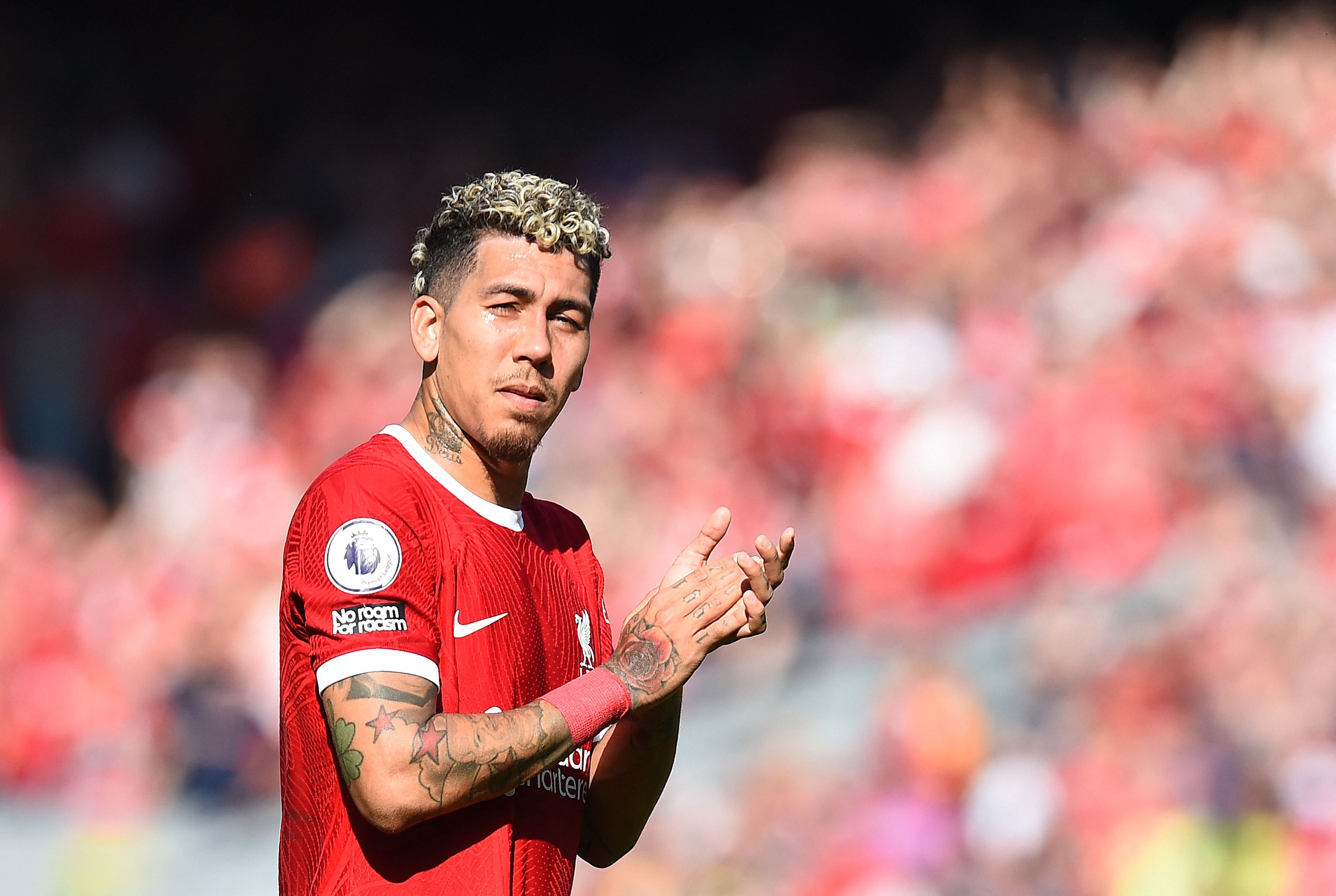 <p>Roberto Firmino applauds the Liverpool fans at full-time</p>