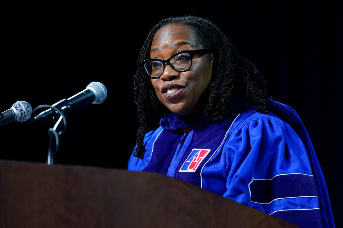 Hakim Mahkamah Agung Ketanji Brown Jackson mengatakan kepada mahasiswa hukum bahwa ‘Survivor’ menawarkan pelajaran yang bermanfaat