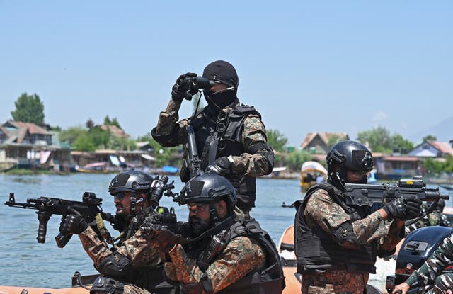 <p>Indian paramilitary trooper commandoes conduct a special security drill at Dal Lake in Srinagar</p>