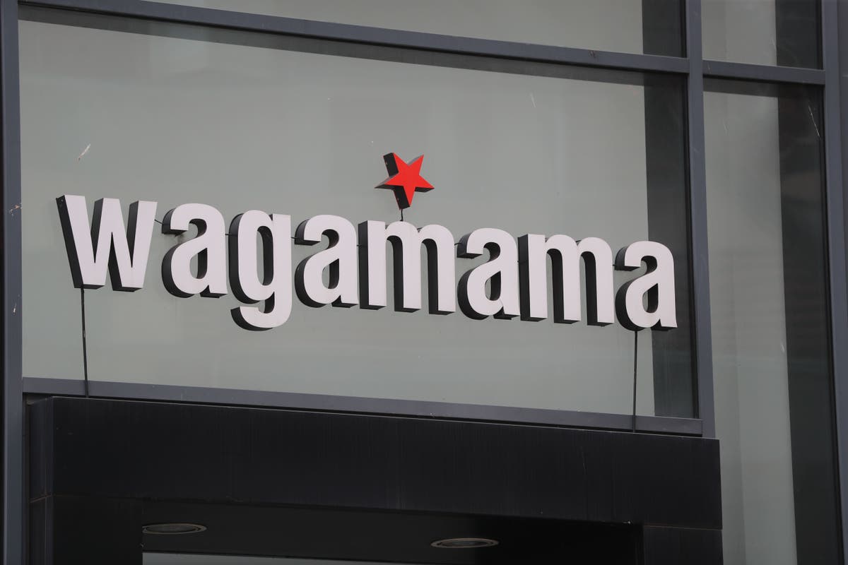 Pemilik Wagamama, Restaurant Group, telah dikecam oleh para pemegang saham karena gaji bosnya
