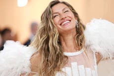 Gisele Bündchen makes rare appearance with twin sister Patricia