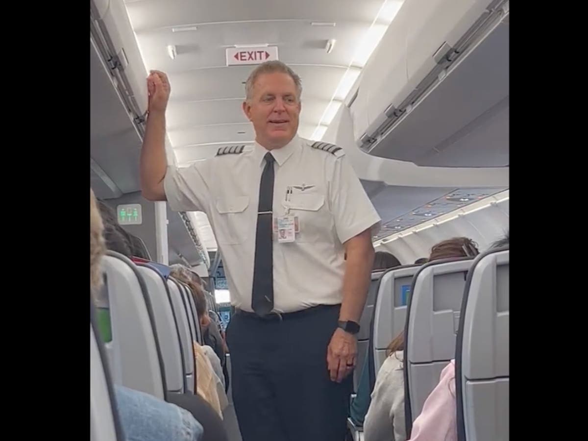 Pilot visits cabin to offer free drinks as apology for flight delay