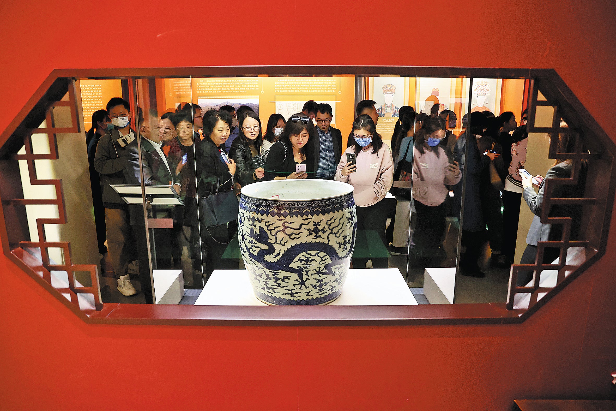 Visitors at the National Museum of Classic Books in Beijing are deeply impressed by the giant blue-and-white porcelain jar that was unearthed from Dingling, mausoleum of Emperor Wanli of the Ming Dynasty (1368-1644)