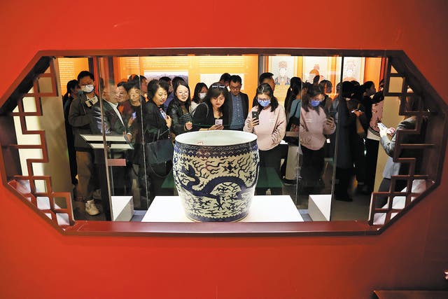 <p>Visitors at the National Museum of Classic Books in Beijing are deeply impressed by the giant blue-and-white porcelain jar that was unearthed from Dingling, mausoleum of Emperor Wanli of the Ming Dynasty (1368-1644)</p>