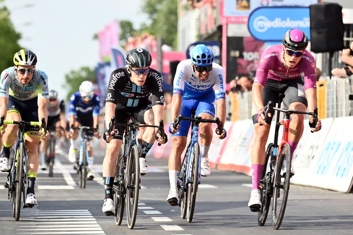 Giro d'Italia: Geraint Thomas retains lead as Mark Cavendish overtook in 'crazy group finish'