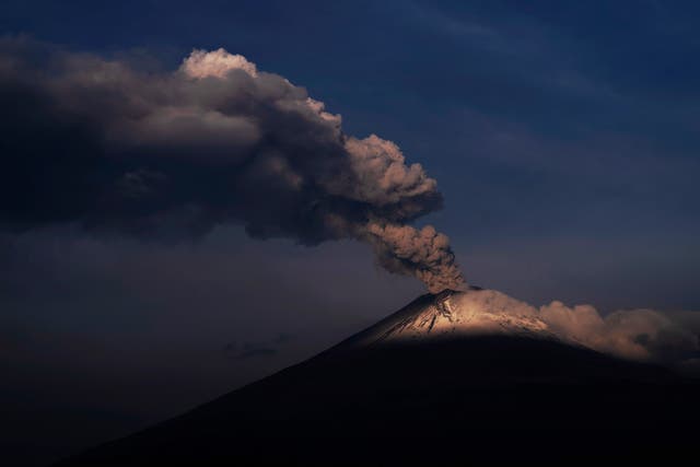 <p>A photograph of the Popocatepetl volcano in Mexico </p>