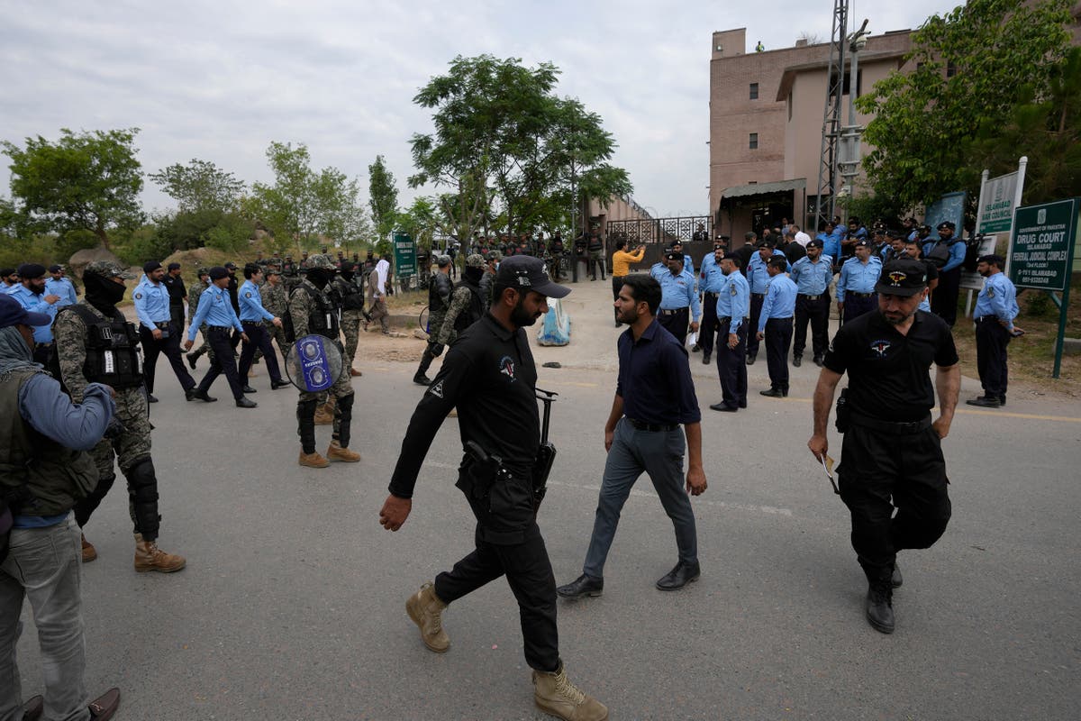 Mantan perdana menteri Pakistan Imran Khan melunakkan seruan agar pemungutan suara dilakukan secepatnya di tengah tindakan keras partai