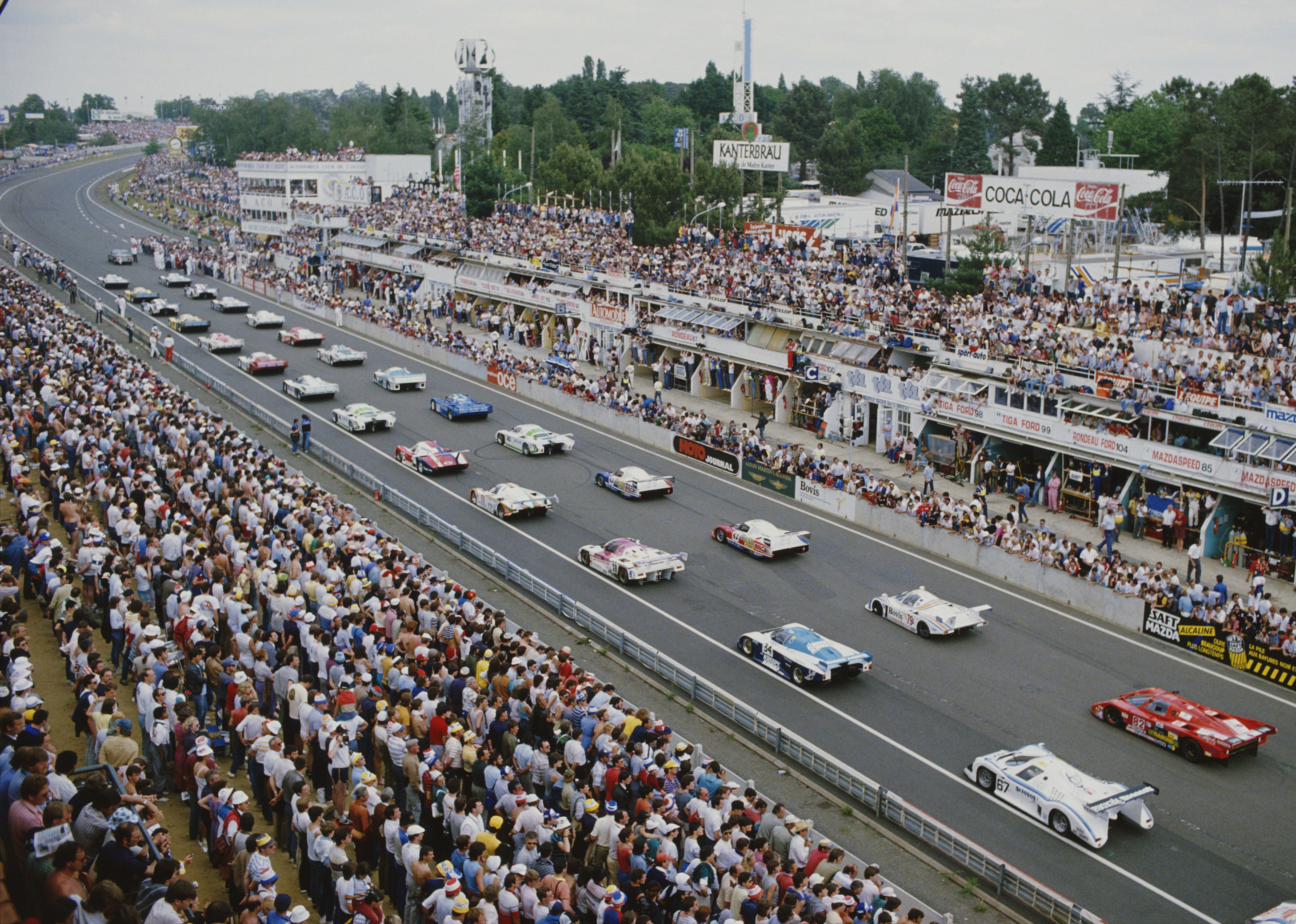 Cars line up on the front straight at the 1985 race