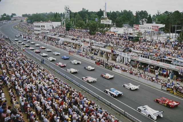<p>Cars line up on the front straight at the 1985 race</p>