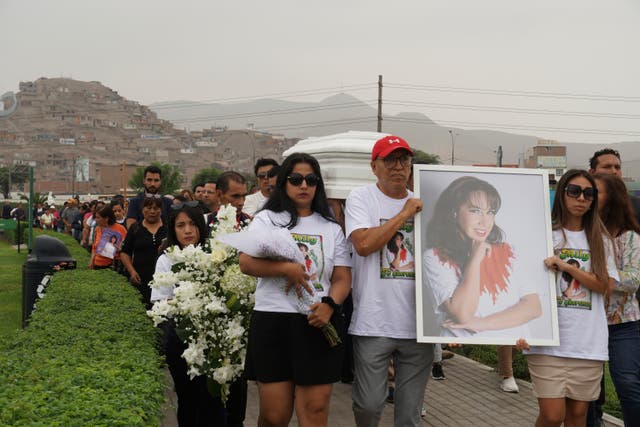 PERÚ-CANTANTE CUMBIA ENTIERRO