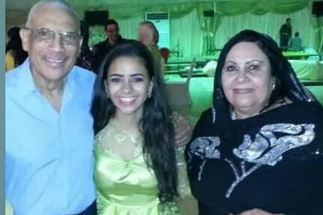 <p>Azhaar Sholgami (centre) and her family</p>