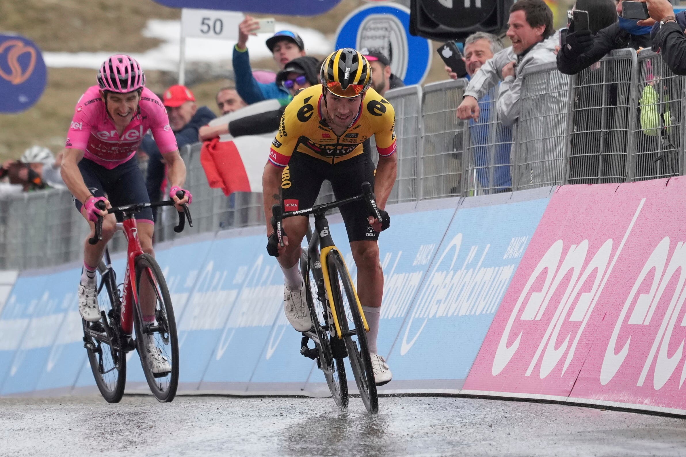 Geraint Thomas (left) narrowly missed out to Primoz Roglic at last year’s Giro d’Italia