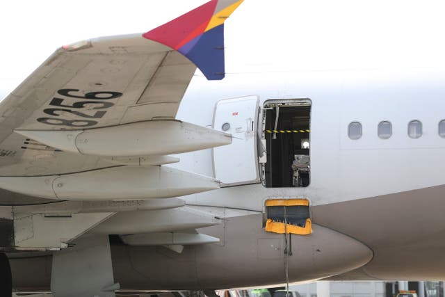 SURCOREA-AVIÓN PUERTA ABIERTA