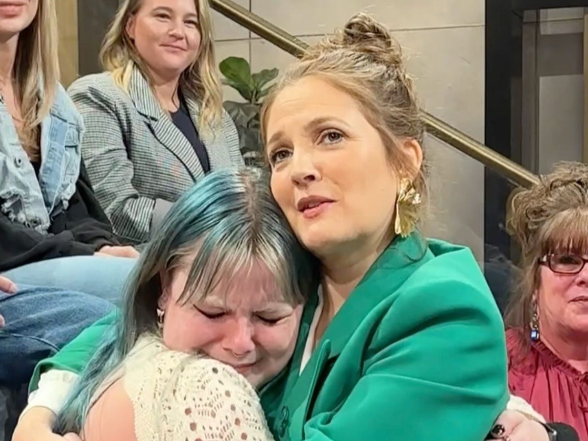 Drew Barrymore stops show to comfort crying audience member