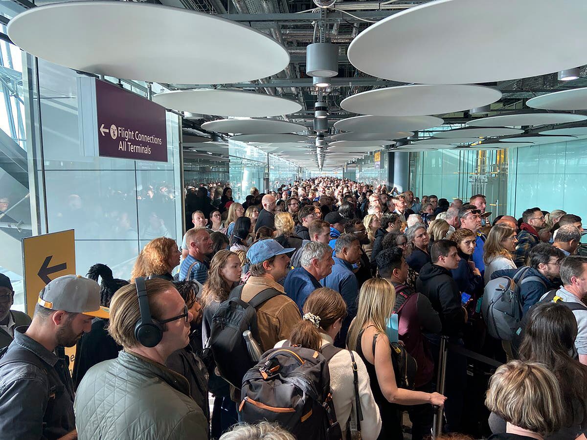 Chaos związany z podróżami w okresie świątecznym, gdy bramki ePassport przestają działać na lotniskach w Wielkiej Brytanii