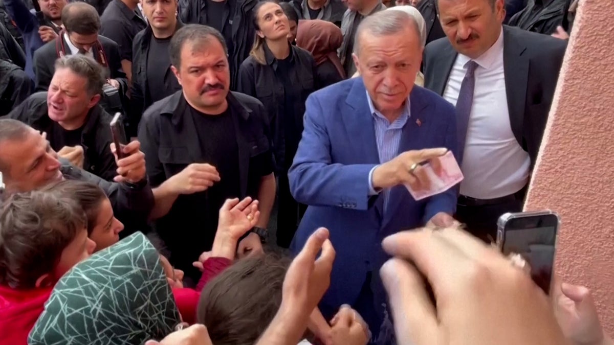 Erdoğan breaks election law handing out cash to voters at polling station