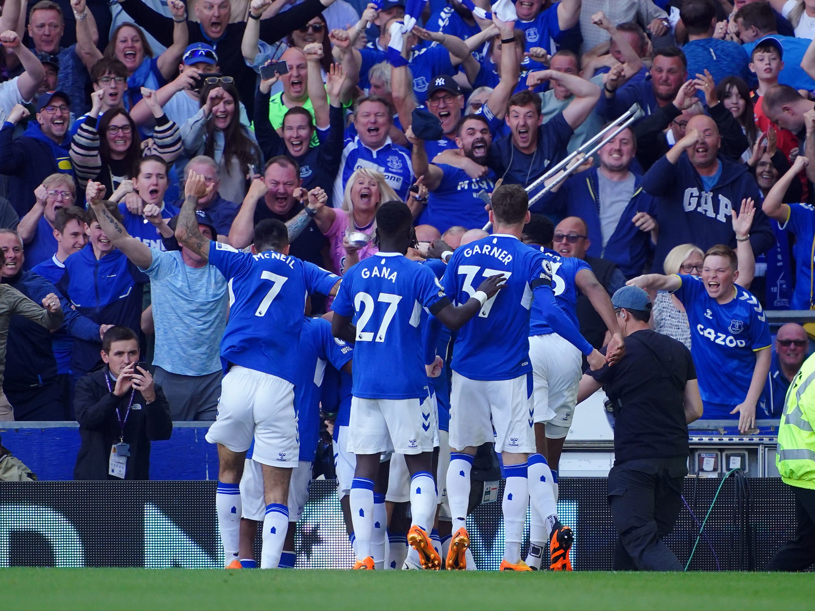 The team and fans celebrate as Everton go ahead