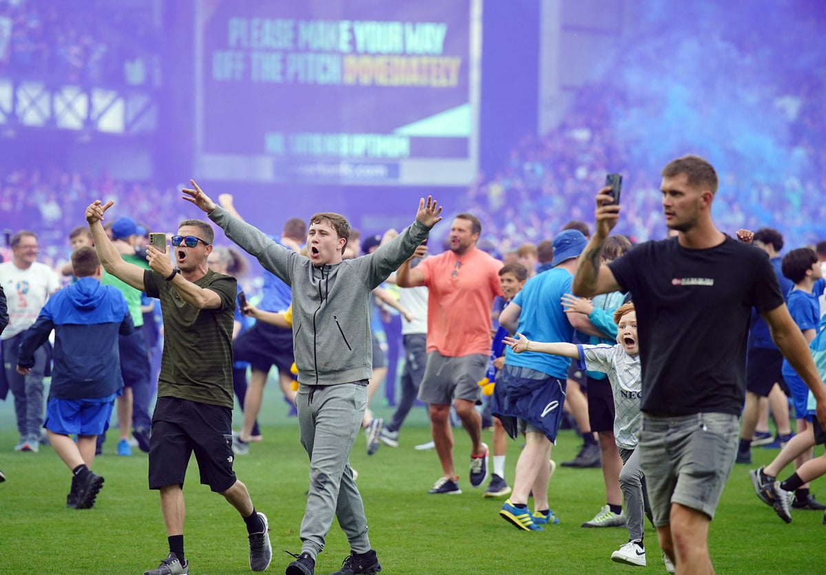 Everton fans invade pitch after club narrowly avoids relegation