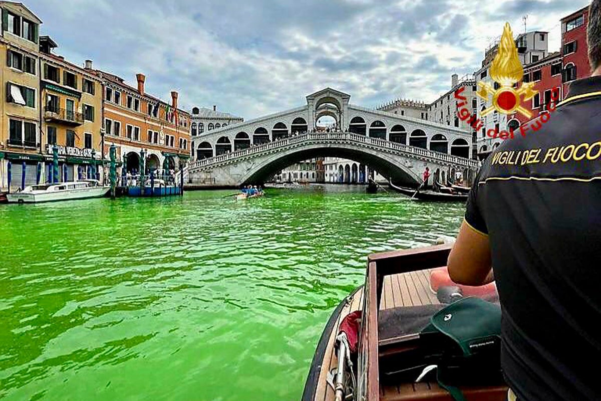 L’acqua del Canal Grande di Venezia è diventata verde fluorescente.  notizia