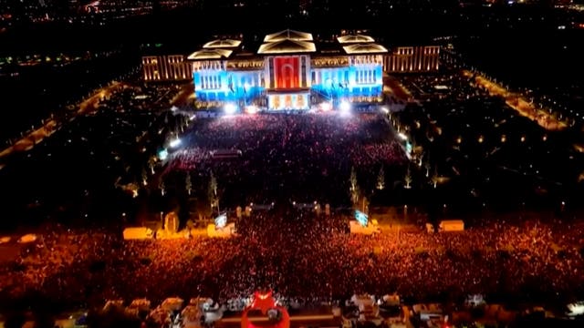 <p>Thousands gather outside Turkish presidential palace after Erdoğan re-elected</p>
