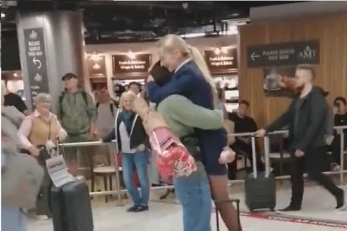 Crowd cheers as man proposes to flight attendant in Dublin Airport