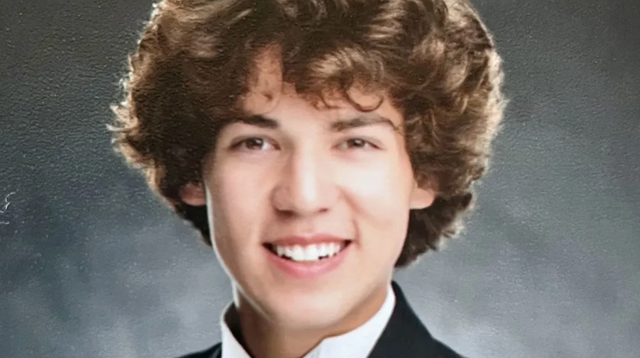 El estudiante de secundaria de Baton Rouge, Cameron Robbins, de 18 años, está desaparecido después de caerse de un bote en las Bahamas.