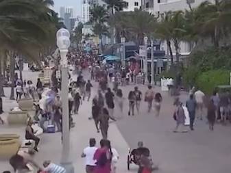 pPeople flee a mass shooting that took place in Hollywood Beach, Florida/p
